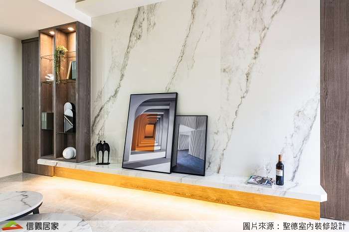 白色客廳室內裝潢設計，包括茶几、電視牆、電視櫃、展示櫃裝潢圖片