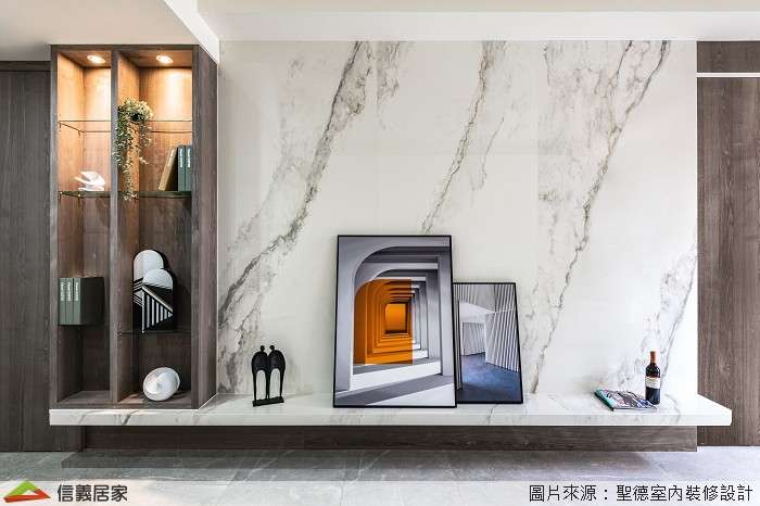 白色客廳室內裝潢設計，包括電視牆、展示櫃裝潢圖片