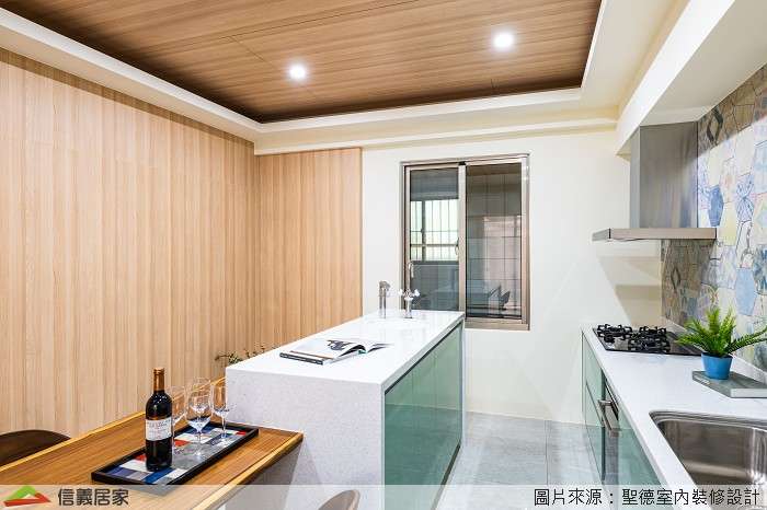 白色餐廳,白色開放式廚房室內裝潢設計，包括餐桌、流理台、餐椅、中島裝潢圖片