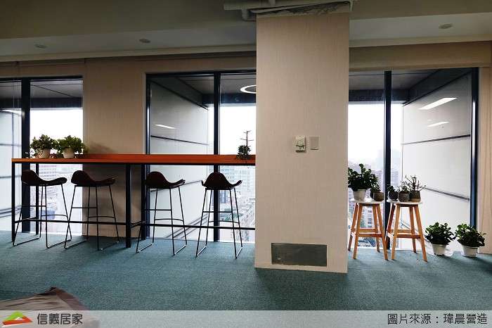 白色辦公室室內裝潢設計，包括椅子、地毯裝潢圖片
