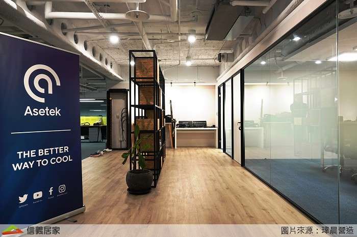 白色辦公室室內裝潢設計，包括展示櫃、烤漆玻璃裝潢圖片