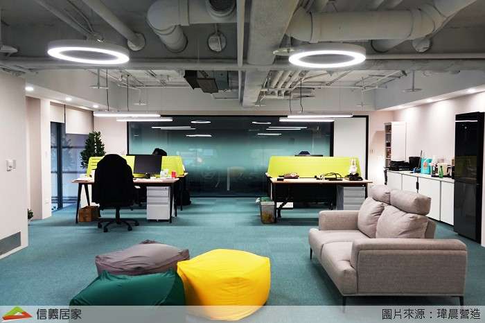 白色辦公室室內裝潢設計，包括沙發、椅子、地毯、天花板、辦公桌裝潢圖片