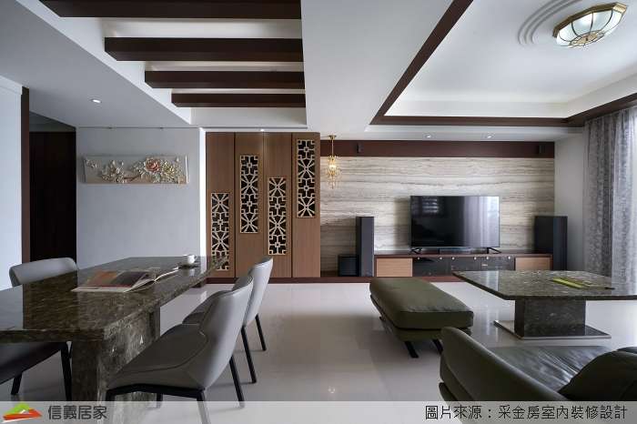 白色客廳室內裝潢設計，包括沙發、茶几、椅子、電視櫃、大理石地板、天花板、置物櫃、音響裝潢圖片