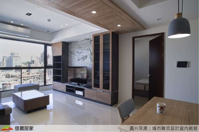 咖啡色客廳室內裝潢設計，包括茶几、吊燈、電視牆、電視櫃、矮櫃、燈具、置物櫃裝潢圖片