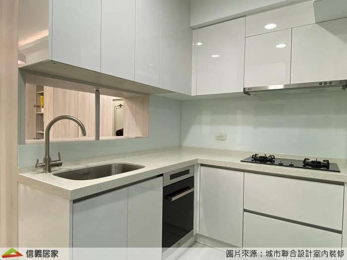 白色廚房室內裝潢設計，包括流理台、置物櫃裝潢圖片