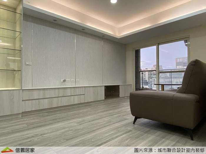 白色客廳室內裝潢設計，包括沙發、電視牆、電視櫃裝潢圖片