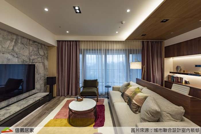 咖啡色客廳室內裝潢設計，包括沙發、茶几、電視牆、地毯、展示櫃裝潢圖片