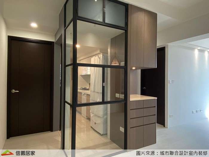 白色廚房室內裝潢設計，包括收納櫃、置物櫃、拉門裝潢圖片