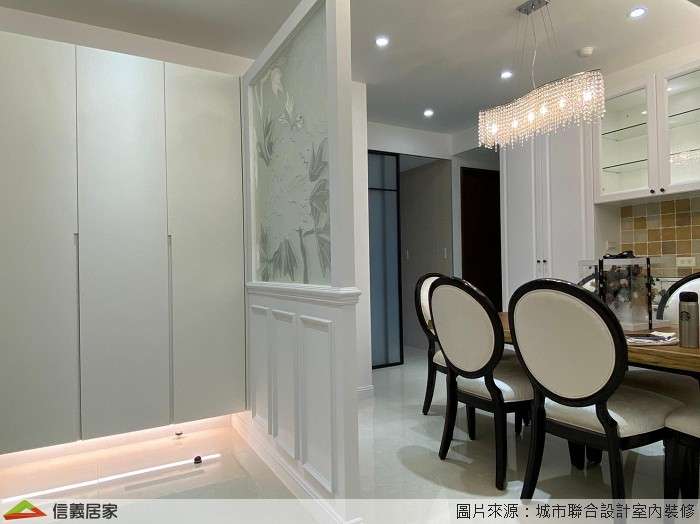 白色餐廳,白色玄關室內裝潢設計，包括吊燈、餐桌、餐椅、隔屏裝潢圖片