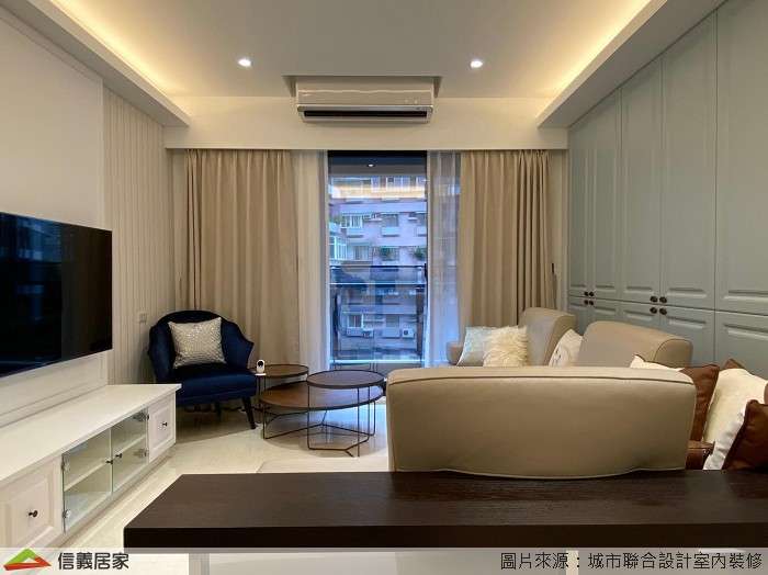 白色客廳室內裝潢設計，包括窗簾、茶几、收納櫃、電視櫃、置物櫃、線板裝潢圖片