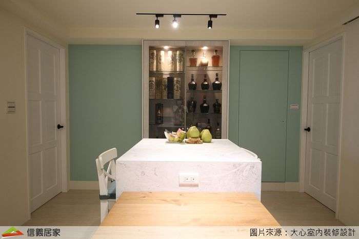 白色餐廳室內裝潢設計，包括餐桌、燈具、展示櫃裝潢圖片