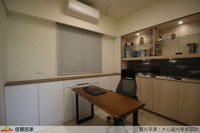 白色書房室內裝潢設計，包括展示櫃、書桌裝潢圖片
