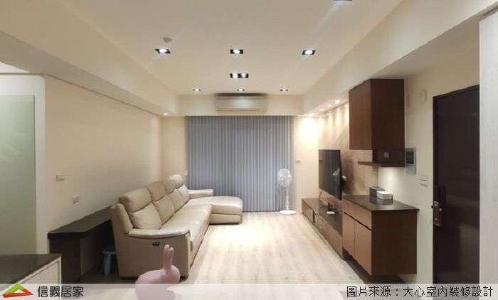 白色客廳室內裝潢設計，包括沙發、收納櫃、置物櫃裝潢圖片