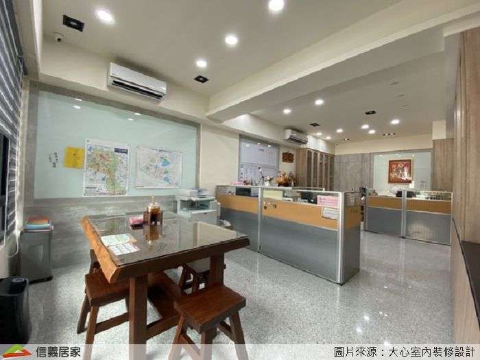 白色商業空間室內裝潢設計，包括大理石地板、辦公桌裝潢圖片